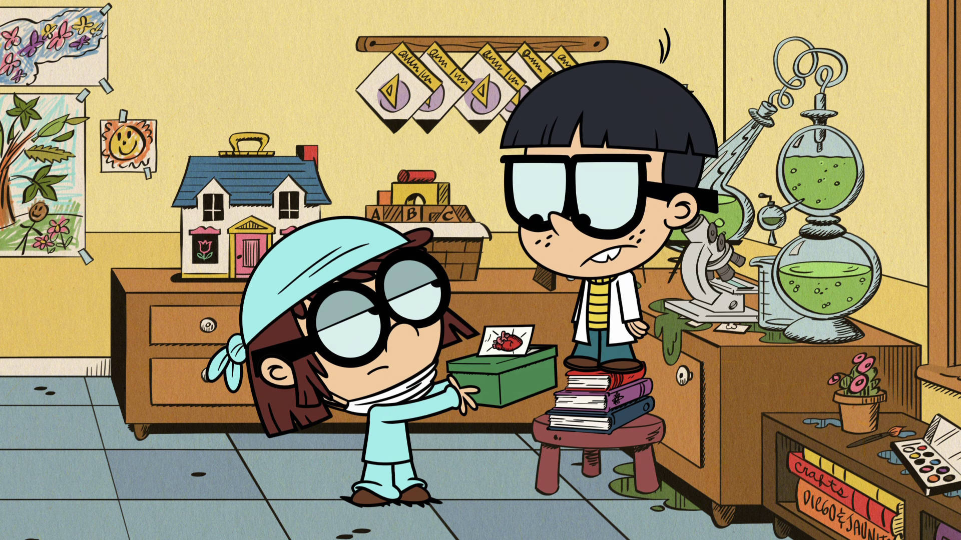 《Loud House》卡通頻道角色 壁紙 — 兩個卡通小孩在一個雜亂的科學實驗室裡，有冒泡的綠色藥水和一個小房子模型。