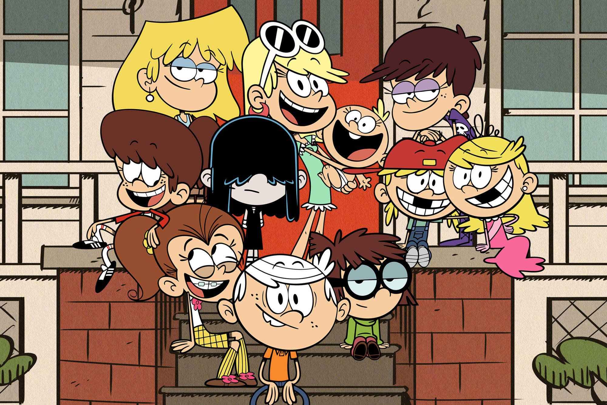 《Loud House》家庭卡通頻道角色 壁紙 — 一個由九個孩子組成的生動卡通家庭，帶著誇張的表情和色彩繽紛的服裝，在磚砌門廊上愉快地擺姿勢。