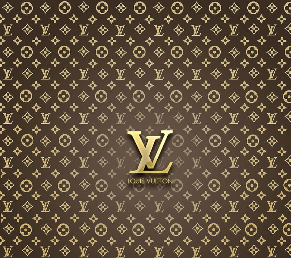 金屬標誌 Louis Vuitton 背景 壁紙 — 棕色背景上的金色 Louis Vuitton 字母圖案，中央有突出的 LV 標誌。