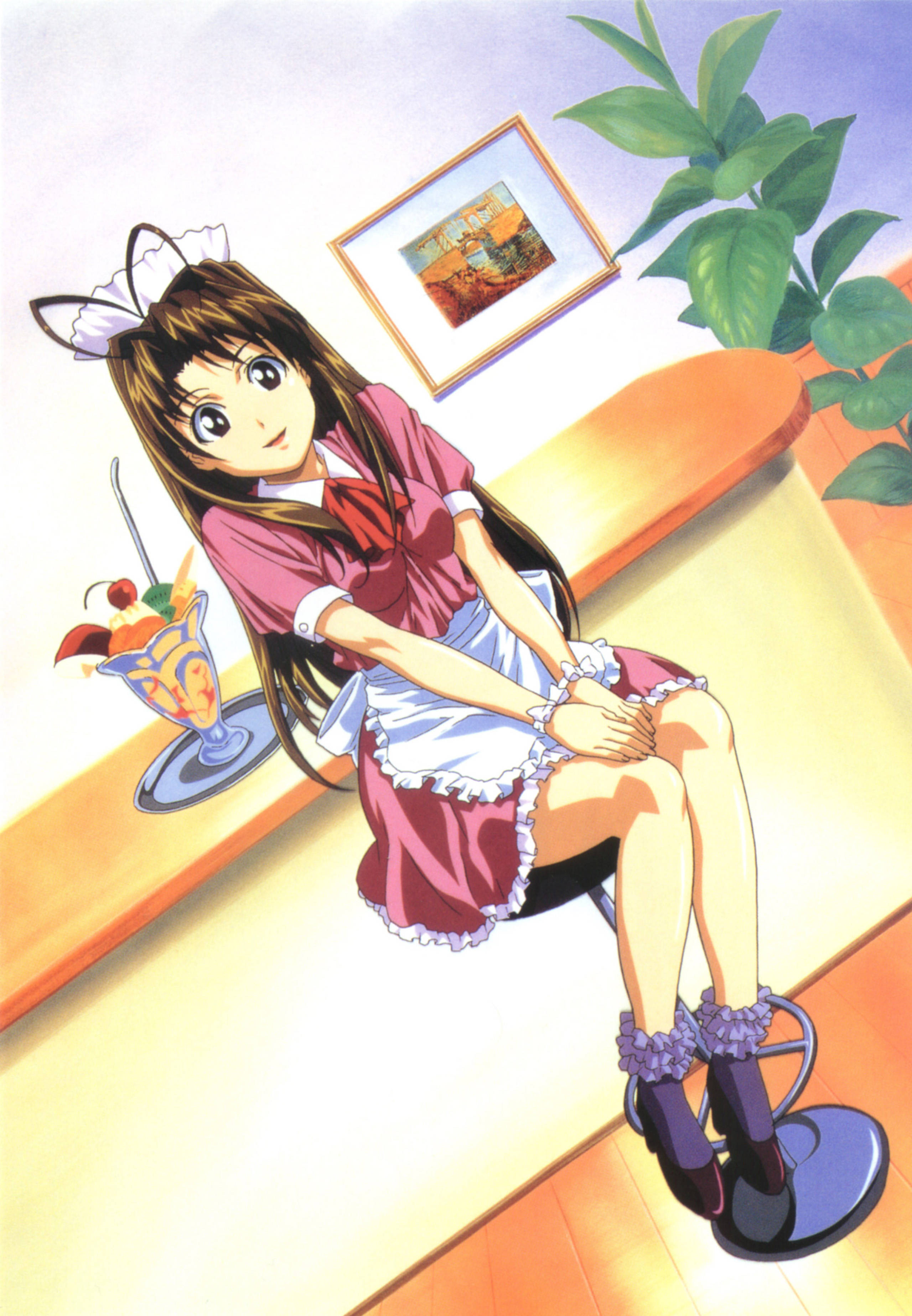 Love Hina 服務生 Naru 壁紙 — 一個開心的動漫女僕裝女孩坐在吧檯椅上，旁邊放著水果聖代，身處燈光溫暖的咖啡館。