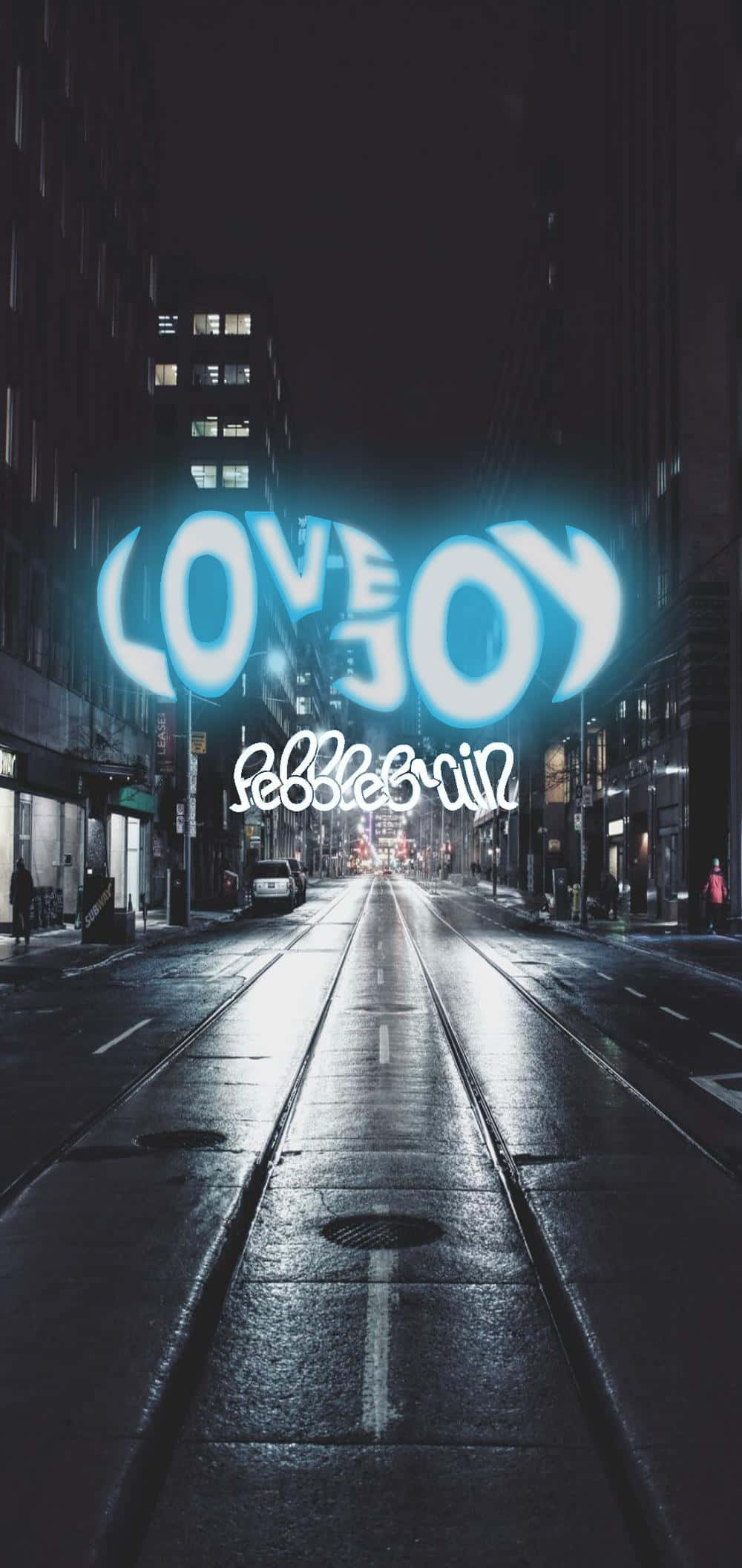 Love Joy 霓虹藍字樣壁紙 壁紙 — 一個霓虹燈 'LOVEJOY' 標誌在夜晚潮濕的城市街道上發光，倒映在高樓下的水坑中。