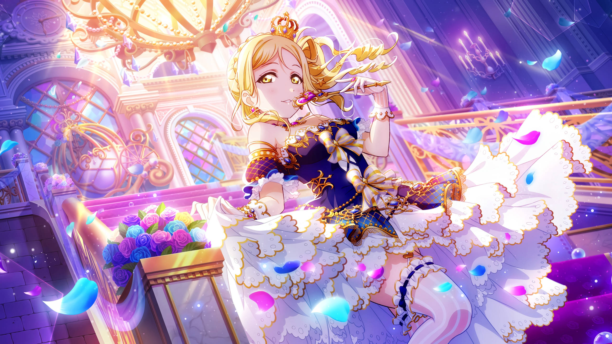 Love Live! 艾莉 靜態照 壁紙 — 一位金髮動漫女孩穿著華麗的藍白禮服，優雅地坐在一個閃閃發光的宮殿裡，周圍有飄浮的花瓣和吊燈。