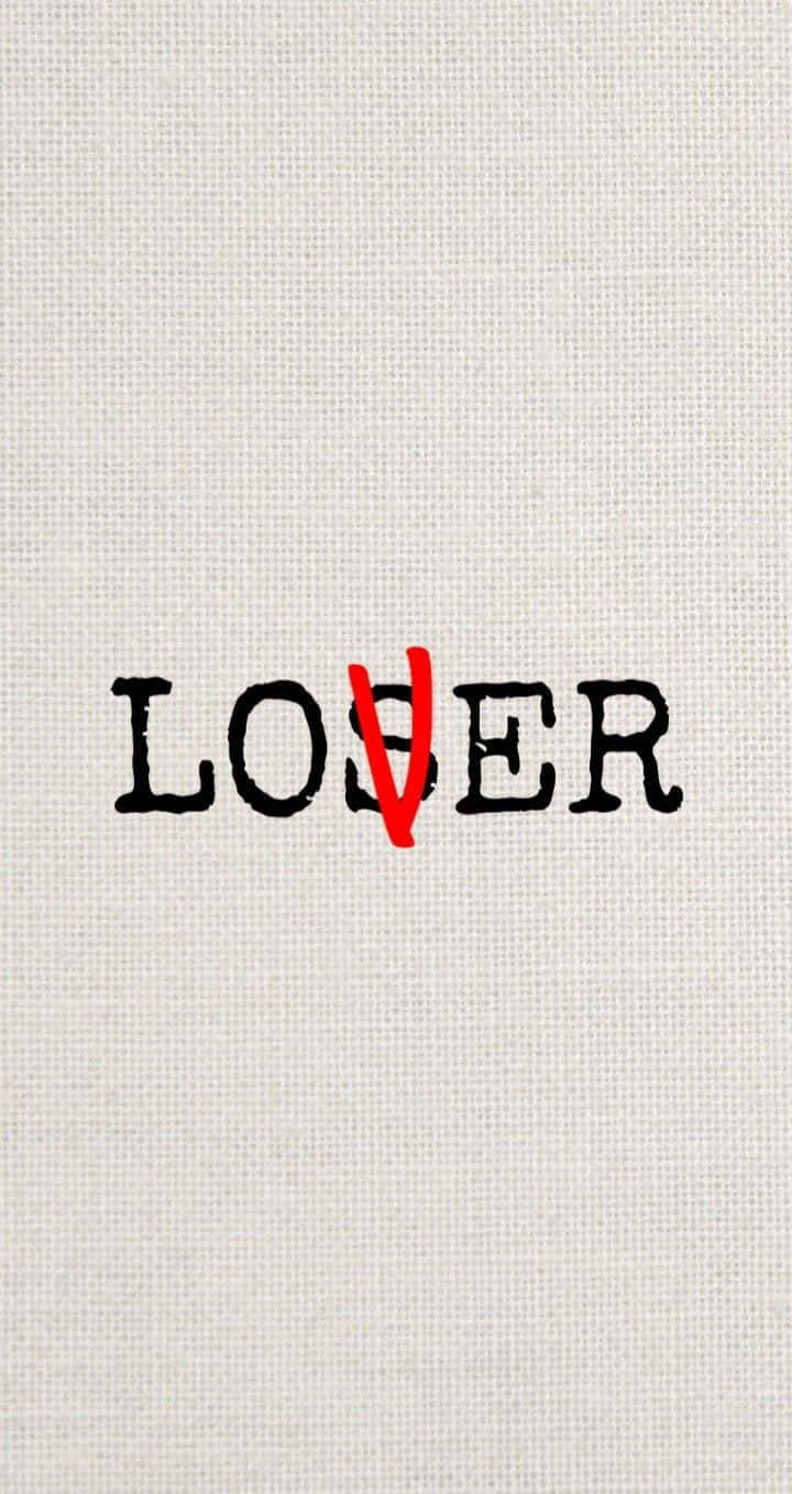 布料上寫住「LOSER」，其中O用紅色劃咗刪除線嘅文字。