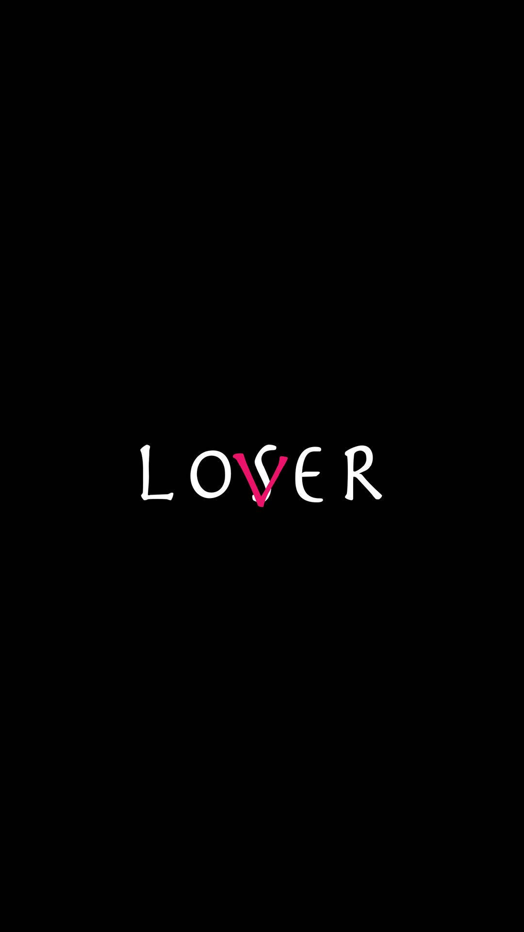 黑色背景上白色和粉紅色字母組成的lover一詞。