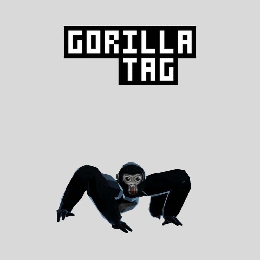 Gorilla Tag 桌布 壁紙 — 一個低多邊形大猩猩以蹲伏奔跑姿勢，位於粗體文字「GORILLA TAG」下方，背景為純灰色。