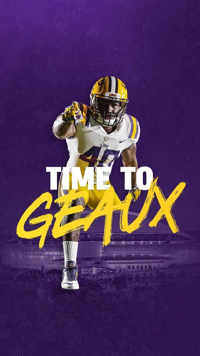 身穿LSU制服的美式足球運動員奔跑，帶有「TIME TO GEAUX」文字。