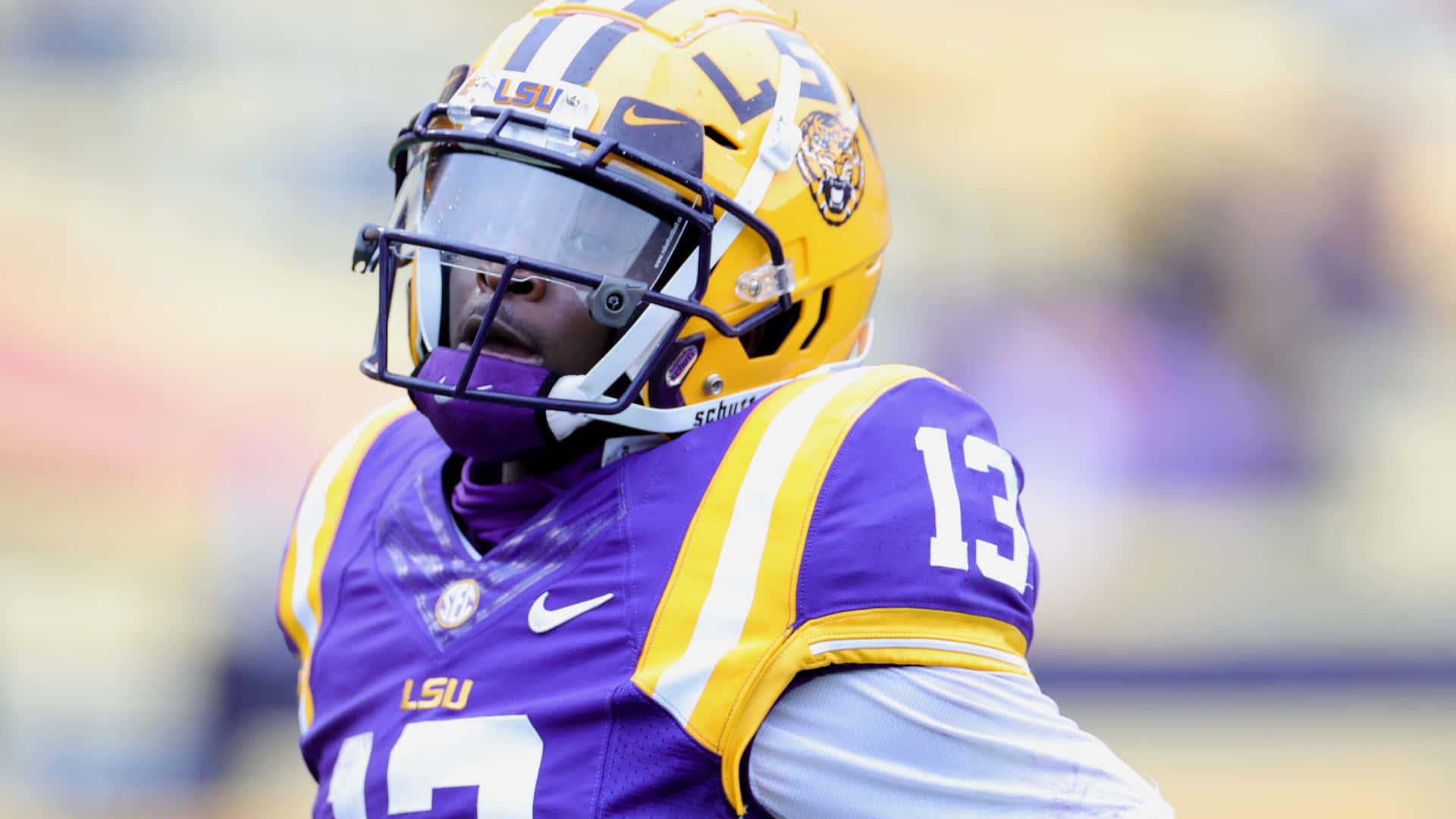 LSU 足球員身穿紫色同金色球衣，號碼13。