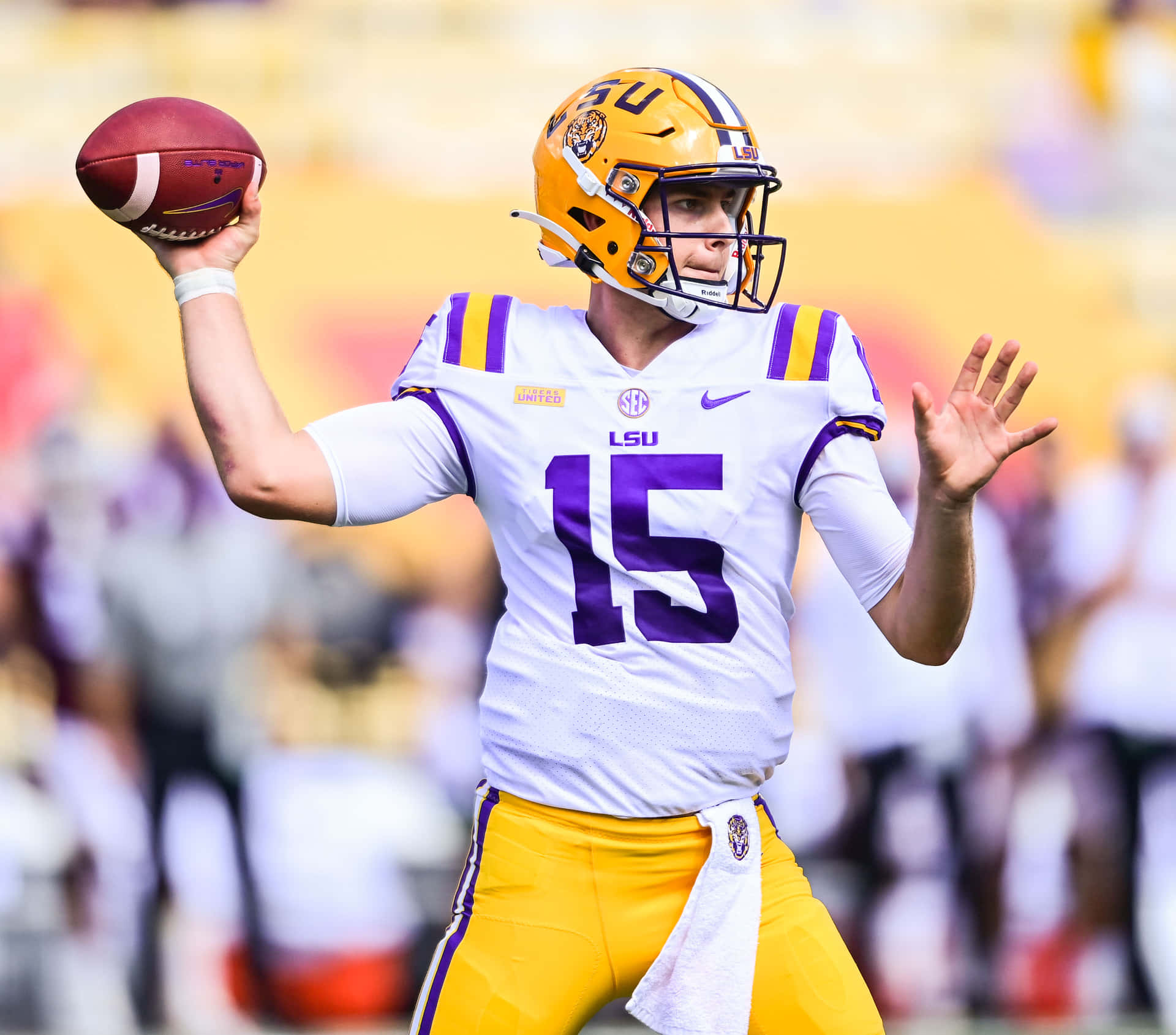 LSU 美式足球員15號在比賽中投擲足球。