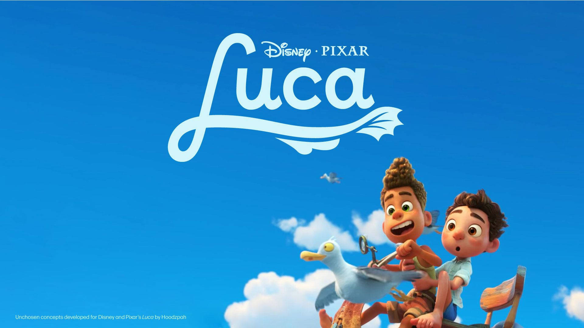 皮克斯《Luca》Alberto騎車 壁紙 — 兩個動畫男孩喺Luca標誌下，開心咁騎住一隻海鷗飛過藍天白雲。
