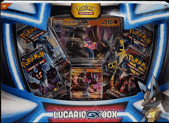 Lucario GX寶可夢卡牌盒裝組 壁紙 — 一個充滿活力的 Pokémon Lucario GX 盒子展示，包含交易卡和一個 Lucario 公仔，背景是發光的藍色未來風格。