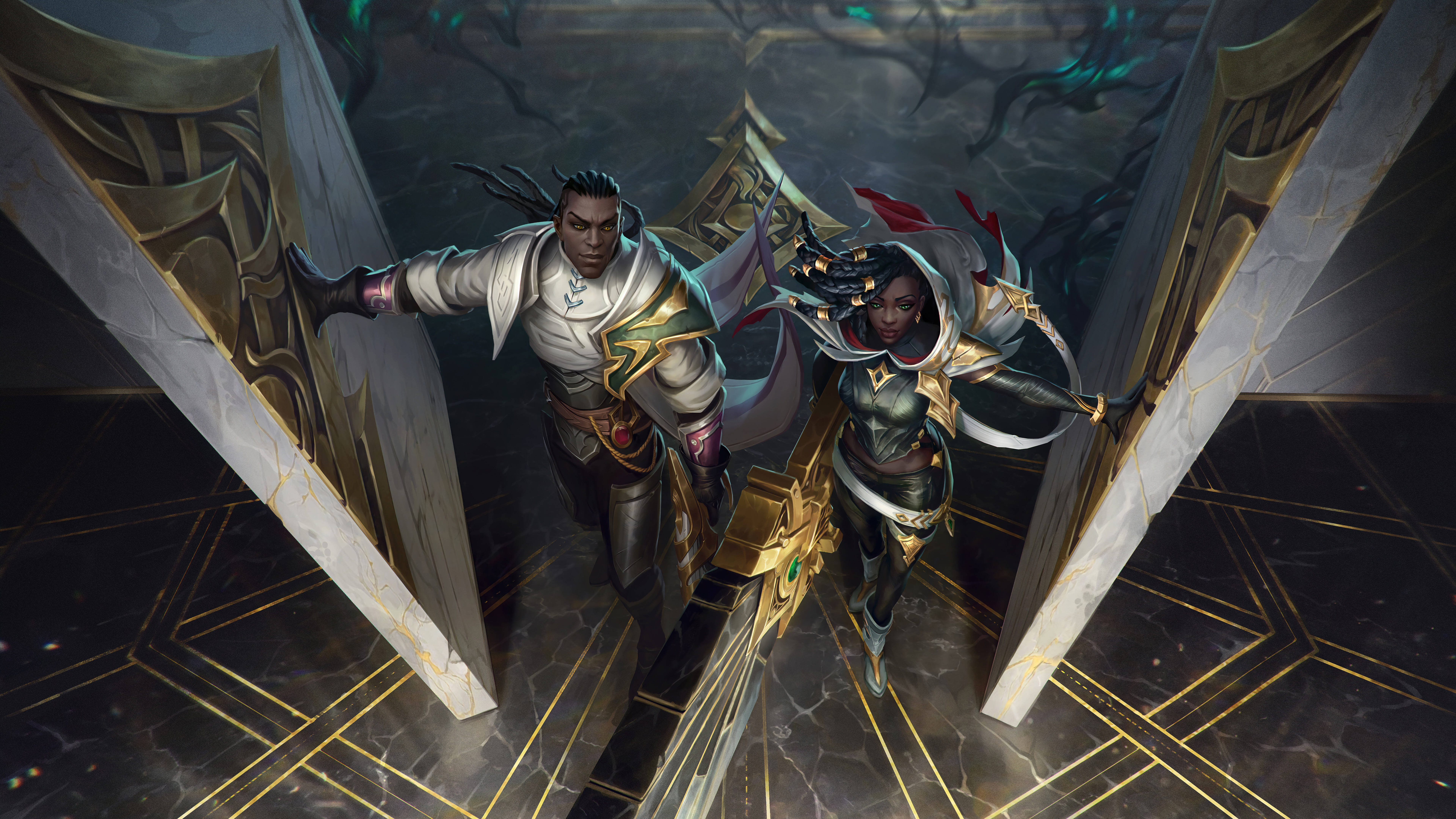 英雄聯盟：野區 Lucian 與 Senna 的對決 壁紙 — 兩名身穿盔甲的奇幻戰士站在金色大理石地板上，周圍是高聳的華麗柱子，處於黑暗神秘的房間中。