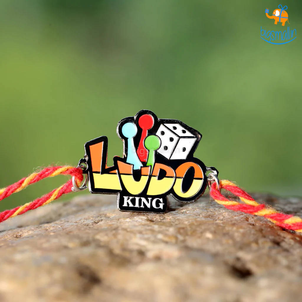 岩石上紅黃色繩子上的Ludo King遊戲徽章