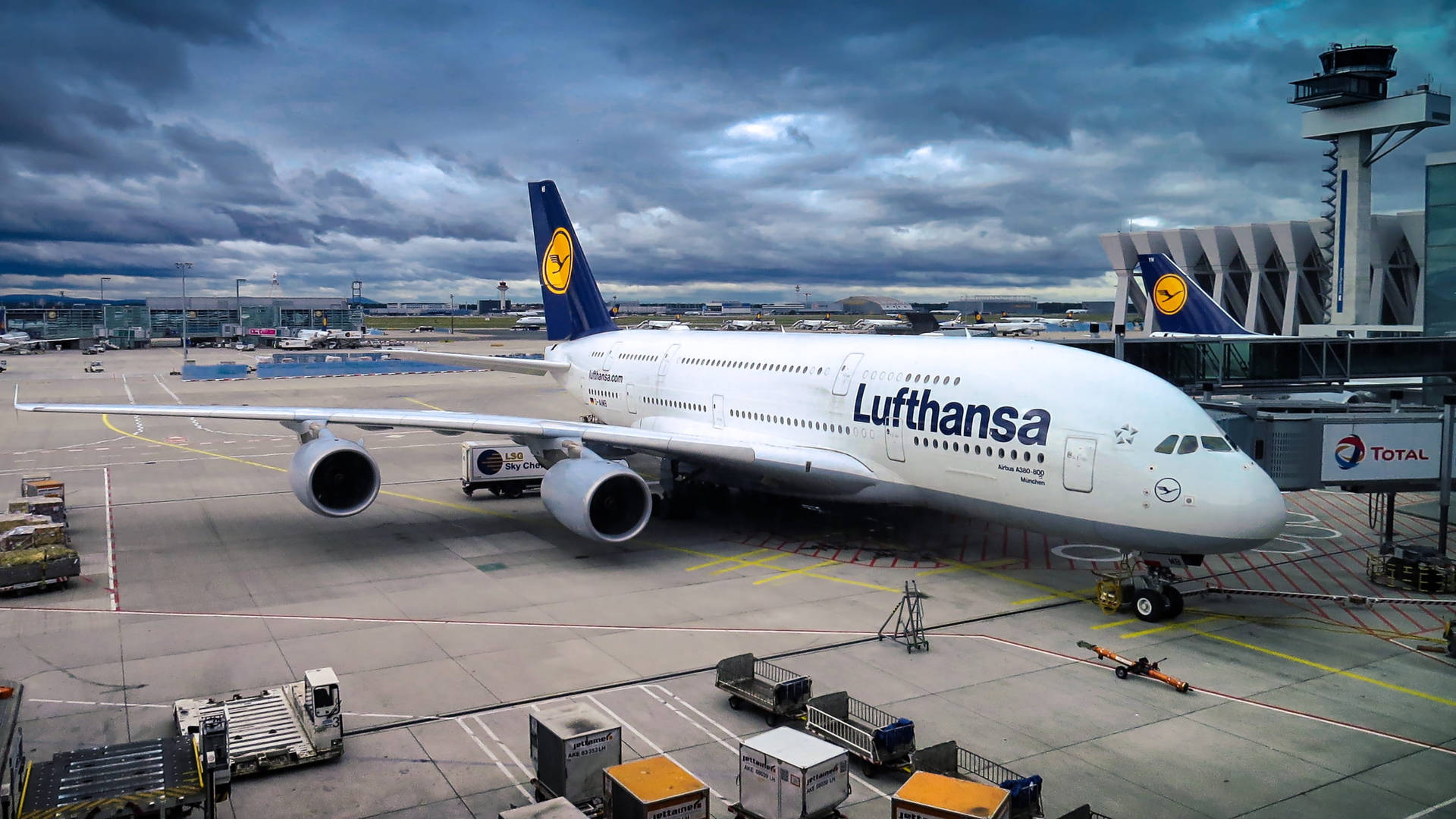 漢莎航空空中巴士A380在機場閘口，多雲天空，地面設備。
