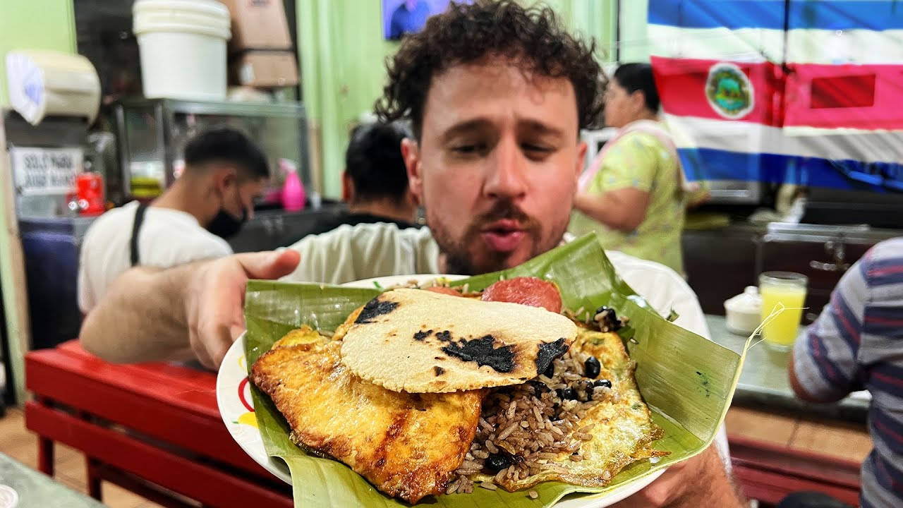 男子在當地餐廳享用傳統哥斯達黎加美食