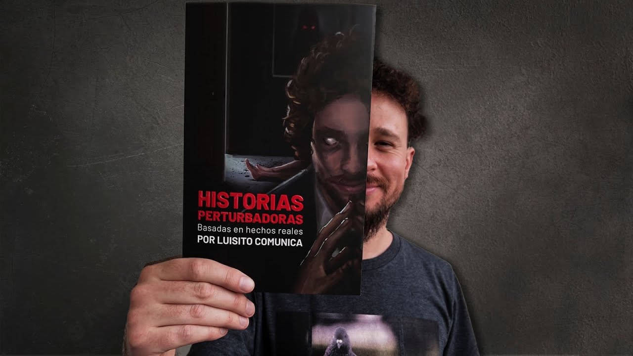 男子手持恐怖書籍《Historias Perturbadoras》，封面詭異。
