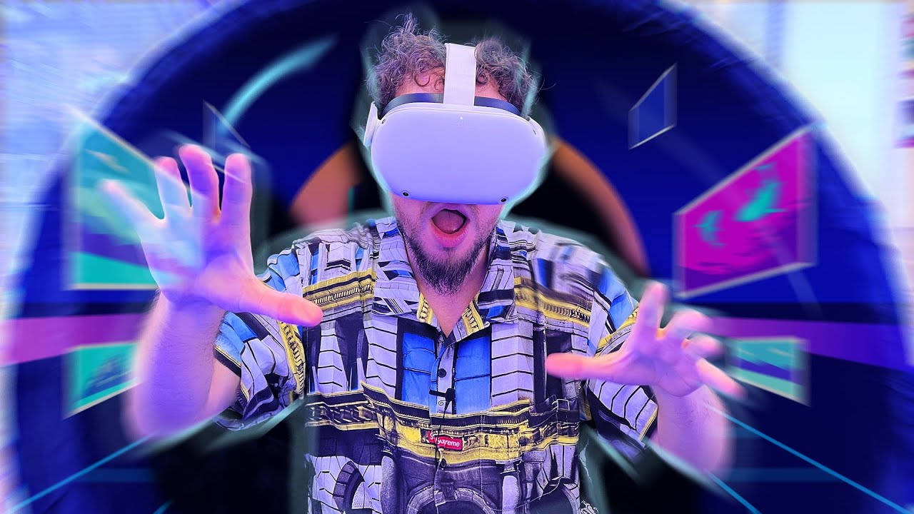 Luisito Comunica戴著VR頭戴裝置 壁紙 — 一個捲髮男子戴著VR頭戴式裝置，在霓虹隧道中，發光的數碼面板在他周圍旋轉，他敬畏地伸出雙手。