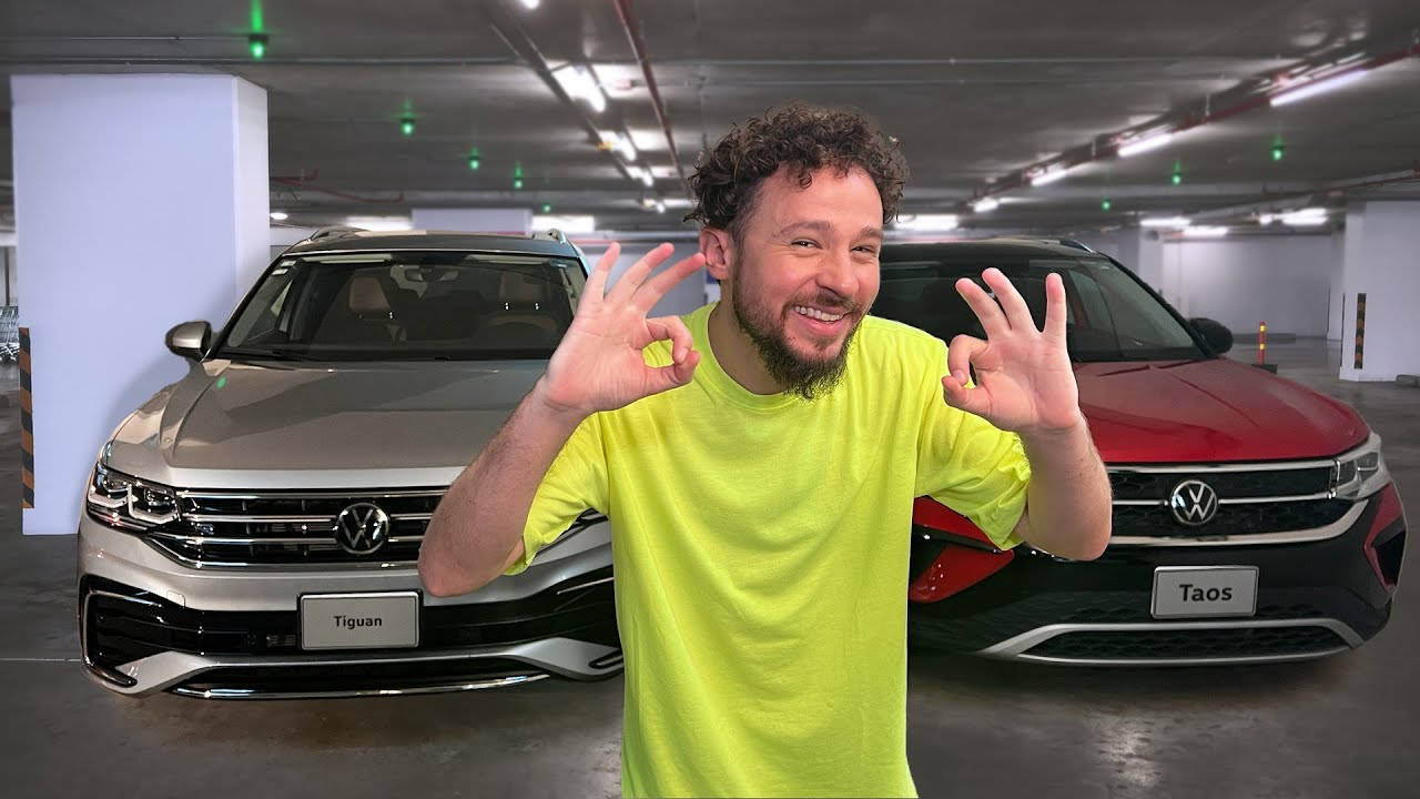 穿黃色襯衫的男子在停車場中，於兩輛Volkswagen SUV旁做出兩個OK手勢。