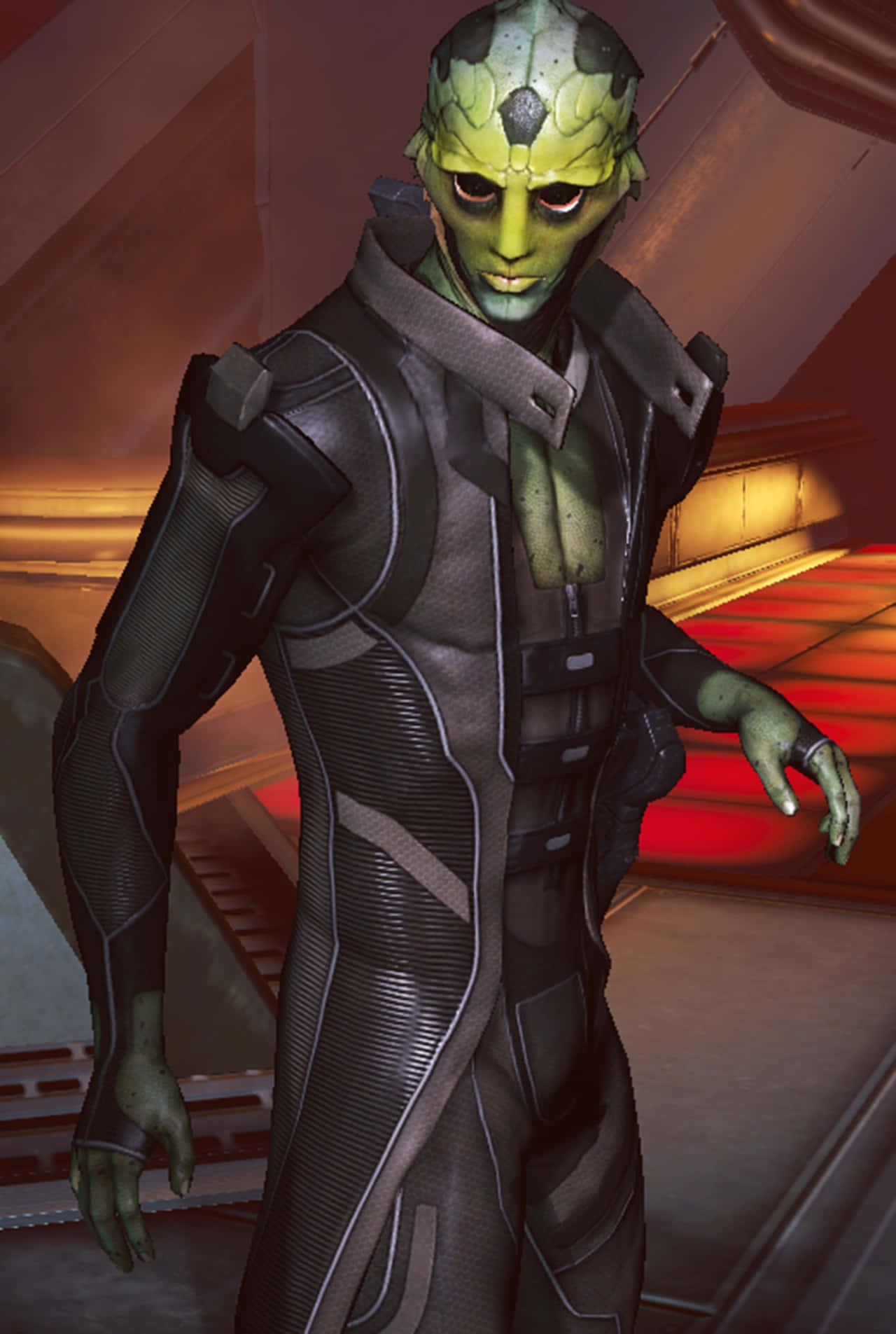 Thane Krios 桌布 壁紙 — 一個綠色皮膚的外星人穿著時尚的黑色西裝，站在一個溫暖照明的未來風格走廊中。
