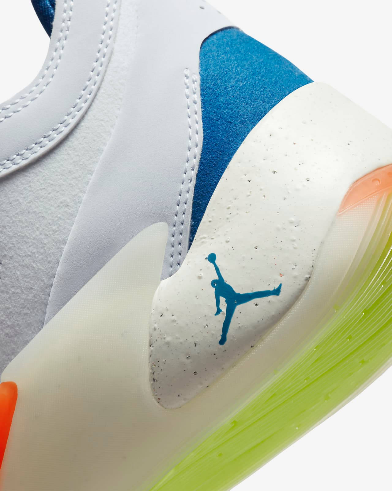 Jordan 運動鞋的特寫，帶有白色、藍色和螢光綠色點綴。