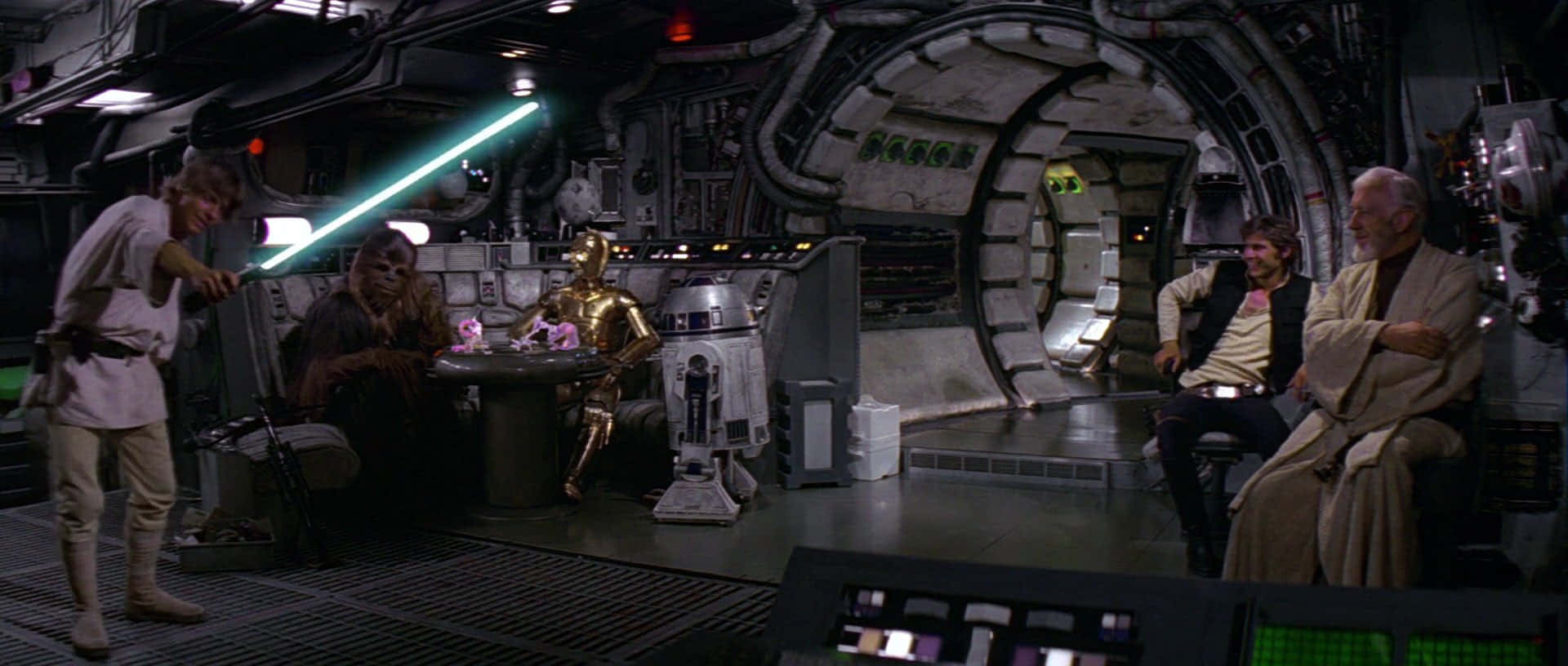 A New Hope 桌布 壁紙 — Luke Skywalker 喺千年鷹號嘅駕駛艙揮舞住一把發光嘅綠色光劍，而Chewbacca、R2-D2同其他船員喺度睇住。