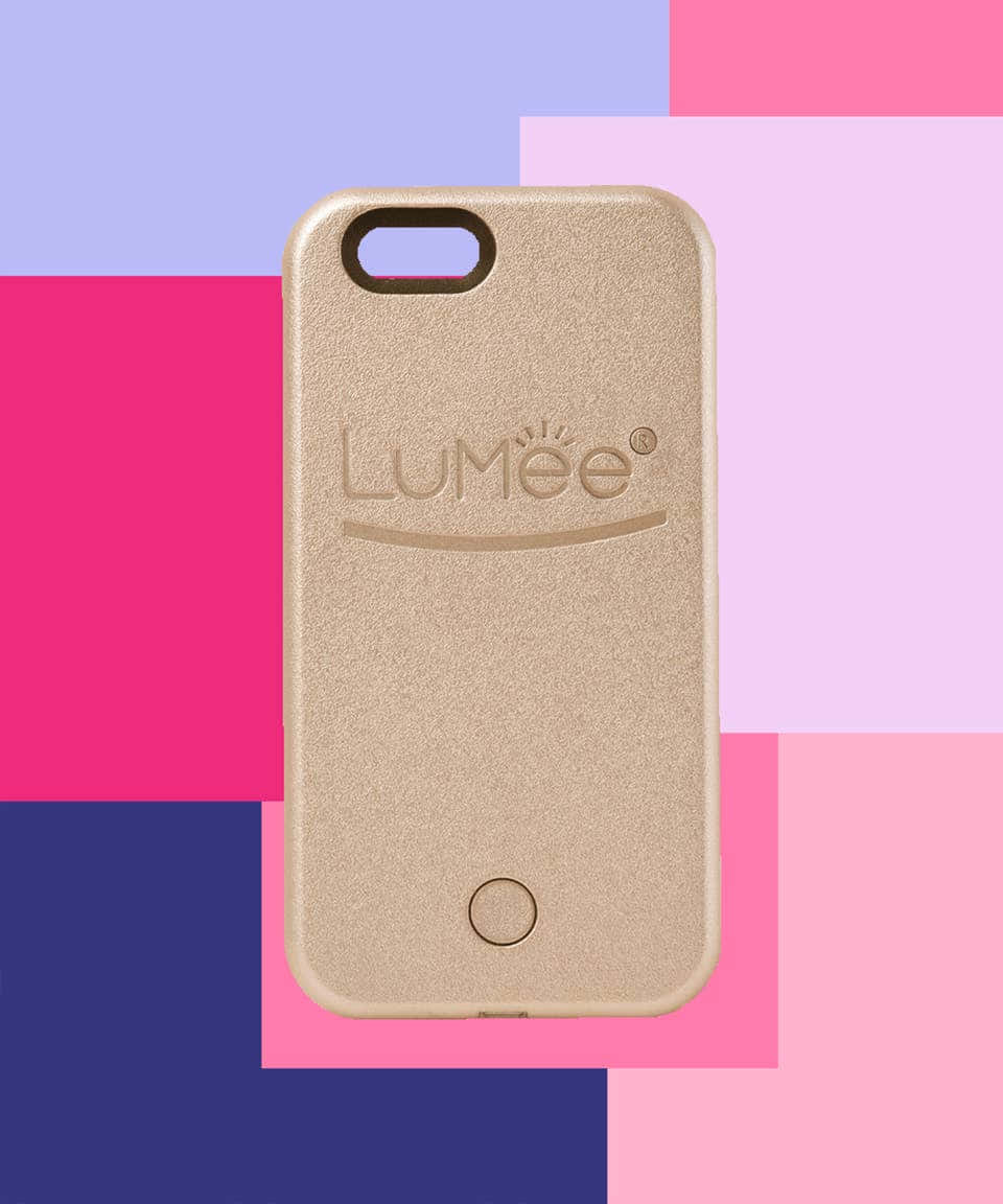 金色手機殼，帶有Lumee標誌，置於彩色幾何背景上。