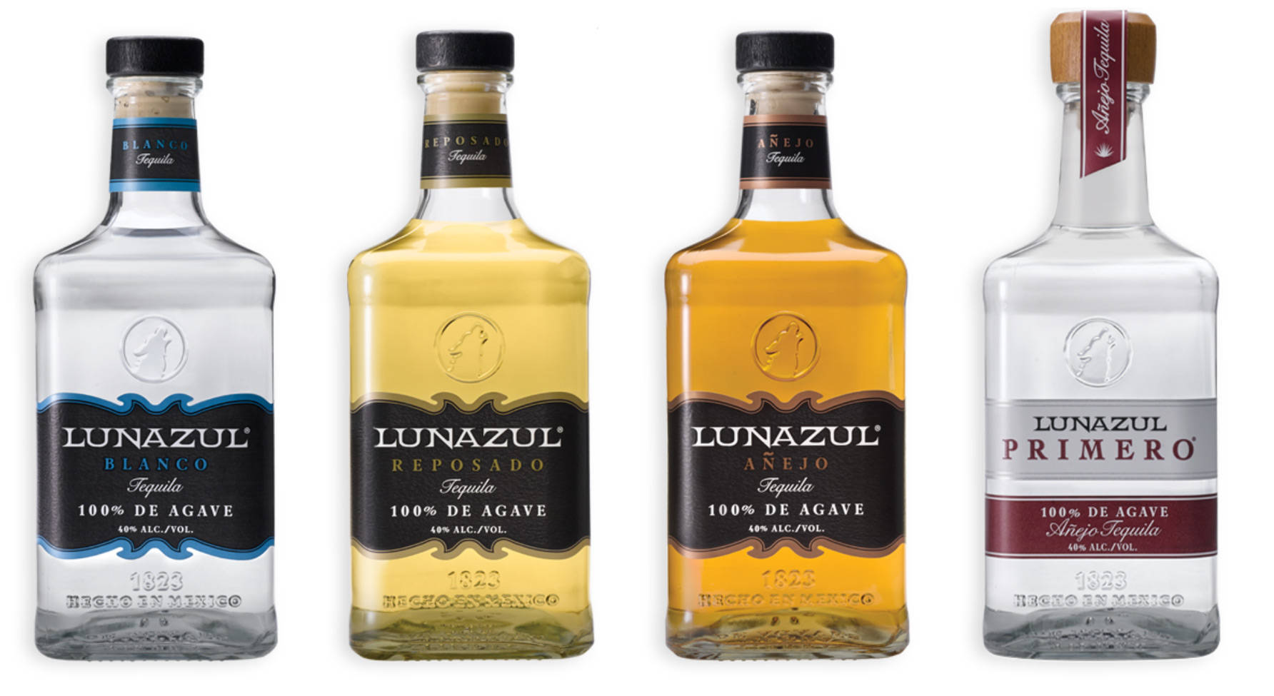 Lunazul 蒂克酒瓶精彩展示 壁紙 — 四款 Lunazul 龍舌蘭酒瓶，包括 blanco、reposado、añejo 和 primero 品種，展示在潔白的背景上。