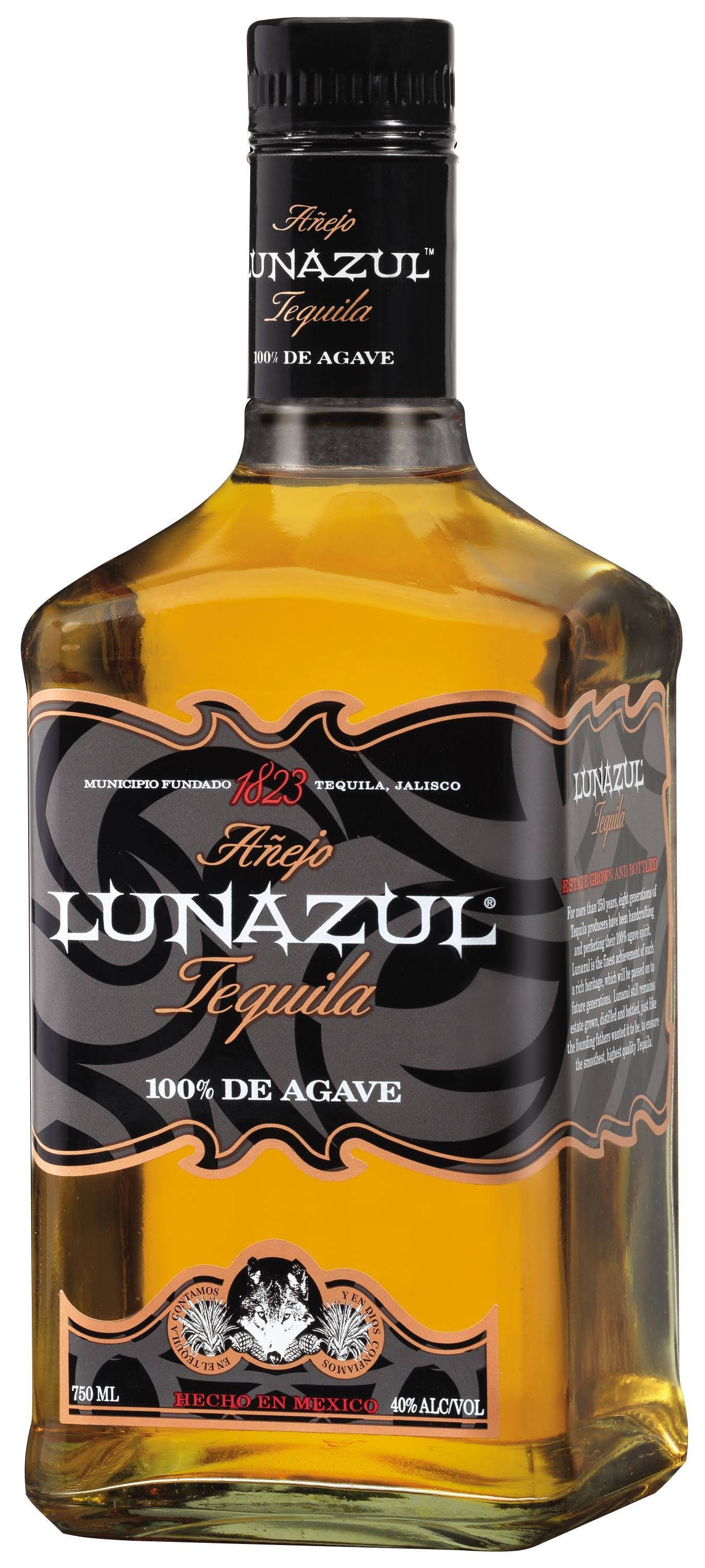 Lunazul Anejo 100% 蒸餾龍舌蘭酒 壁紙 — 一個透明玻璃瓶的Lunazul龍舌蘭酒，帶有黑色標籤和琥珀色液體，立在白色背景前。