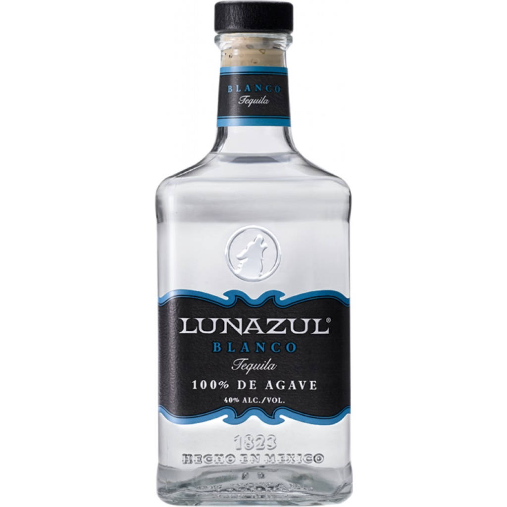 Lunazul Blanco 蒂克酒清澈版 壁紙 — 一個透明玻璃瓶的Lunazul Blanco龍舌蘭酒，帶有黑色和藍色標籤，立在純白色背景前。
