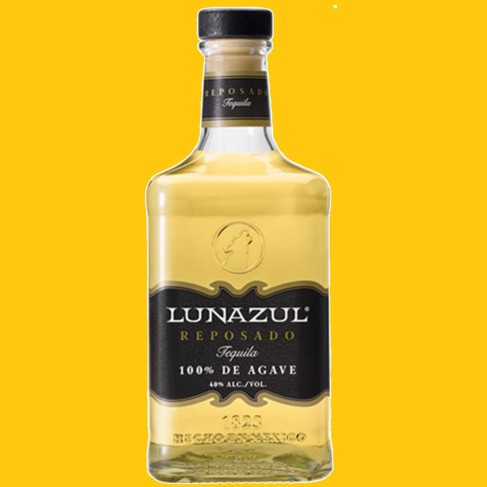 Lunazul Blanco龍舌蘭酒黃色背景 壁紙 — 一個透明嘅Lunazul Reposado龍舌蘭酒樽，裝住金色液體，企喺鮮黃色背景嘅中央。