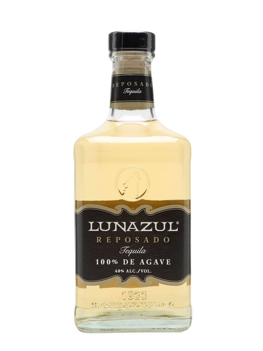 Lunazul Reposado龍舌蘭酒亮黃色 壁紙 — 一個透明玻璃瓶的Lunazul Reposado龍舌蘭酒，裝有金色液體和黑色標籤，背景為白色。
