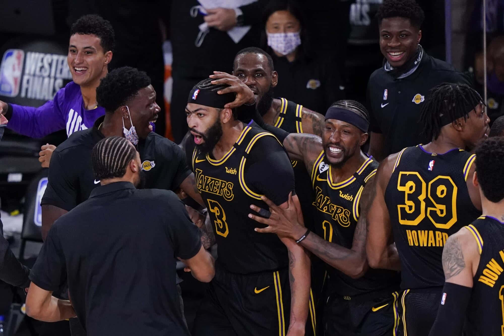 Lakers 2020 桌布 壁紙 — 洛杉磯湖人籃球運動員身穿黑色和金色球衣，在西岸決賽比賽中激烈慶祝。