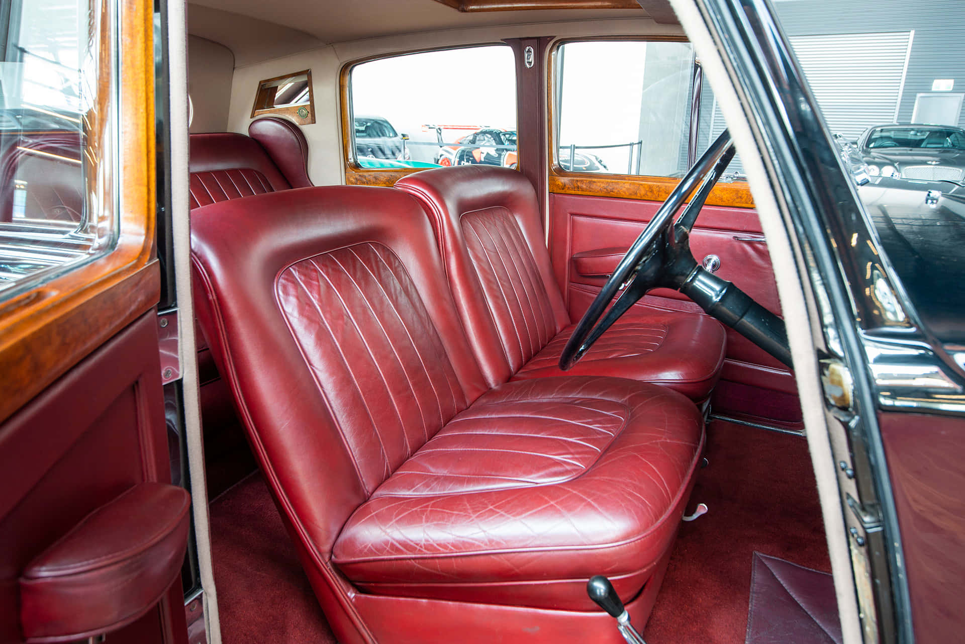 Bentley Mark Vi 桌布 壁紙 — 豪華復古車內飾，配有豐富的紅色皮革座椅和拋光木飾，展現經典工藝。