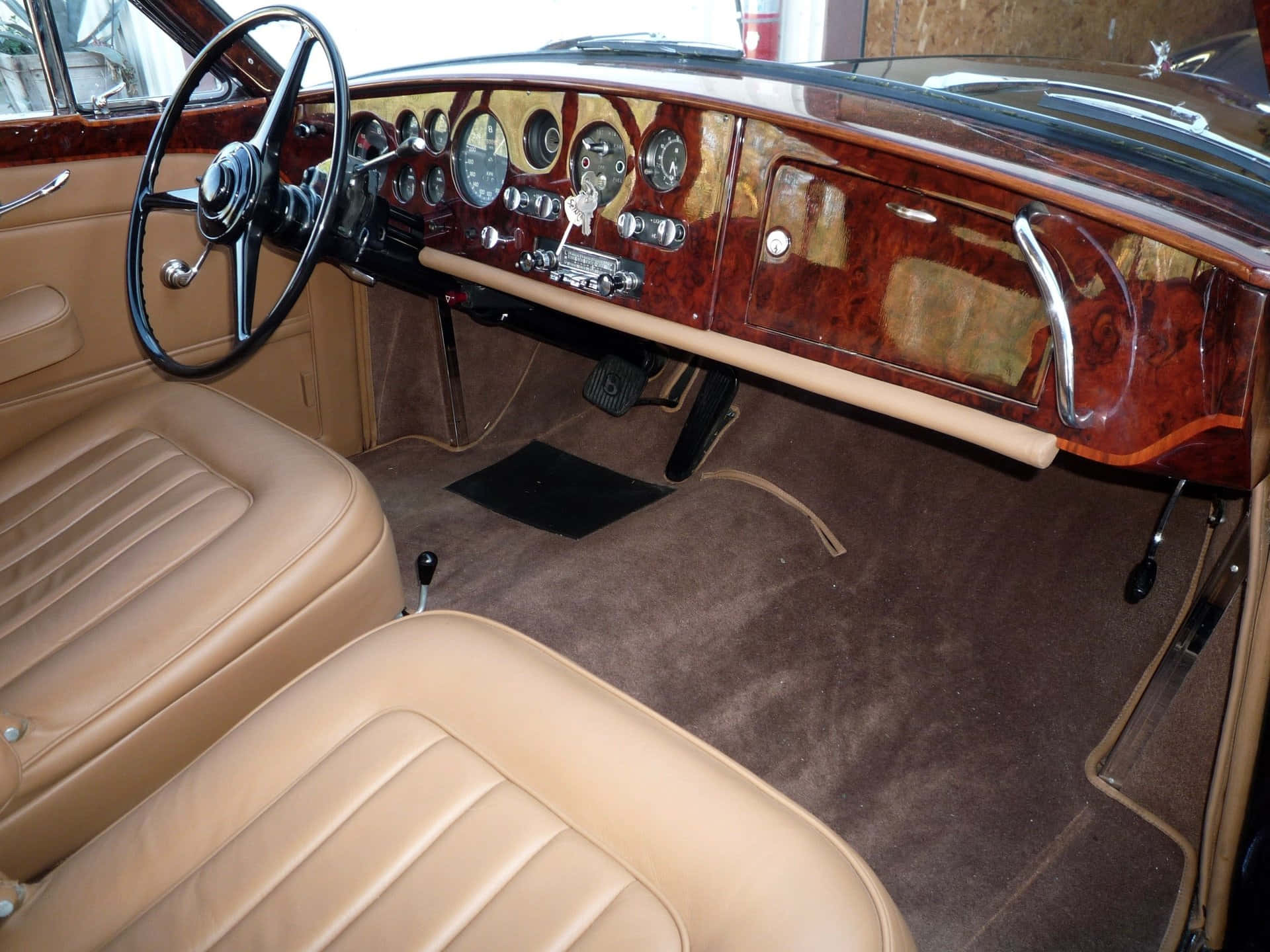 Bentley S2 桌布 壁紙 — 豪華復古車內飾，配有棕褐色皮革座椅和豐富的木質儀表板，帶有鍍鉻裝飾和經典模擬儀表。