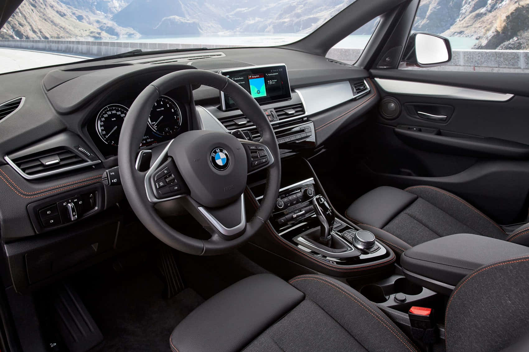 Bmw 2 Series 桌布 壁紙 — 豪華寶馬汽車內飾，配備黑色皮革座椅和縫線，俯瞰雪山和湖泊。