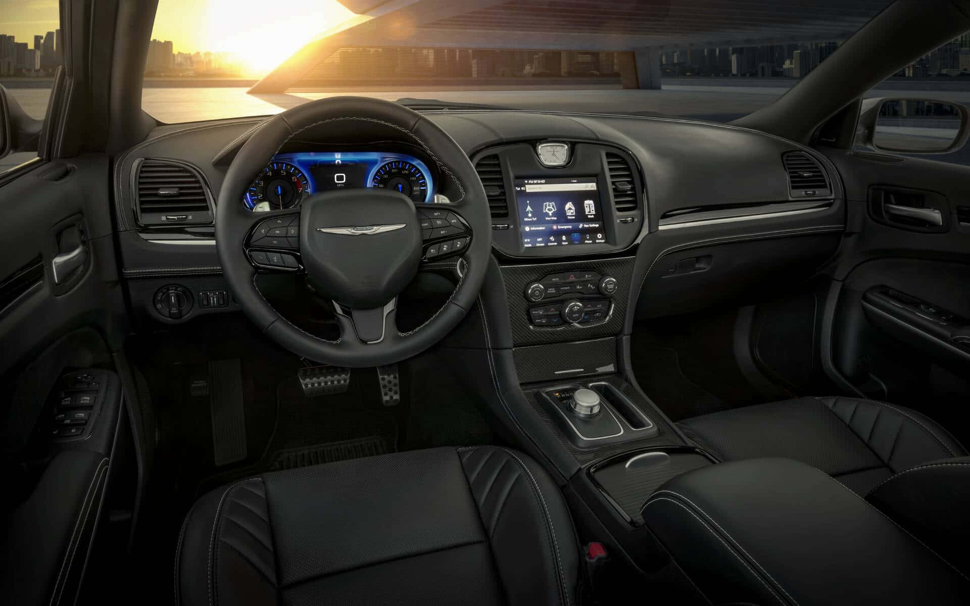 Chrysler 300 桌布 壁紙 — 豪華車內飾在日落時分，帶有發光藍色儀表板，透過擋風玻璃可見城市天際線。