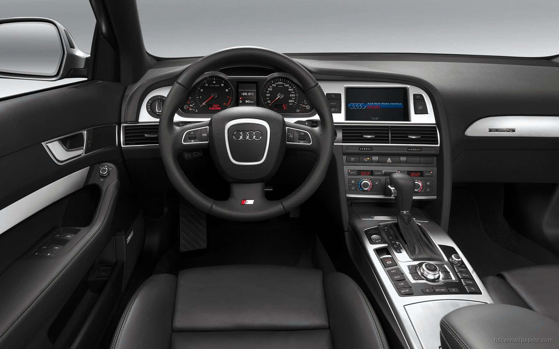 Audi S6 桌布 壁紙 — 豪華車內裝，黑色皮革座椅配銀色飾邊，展示奧迪S4儀表板和方向盤。