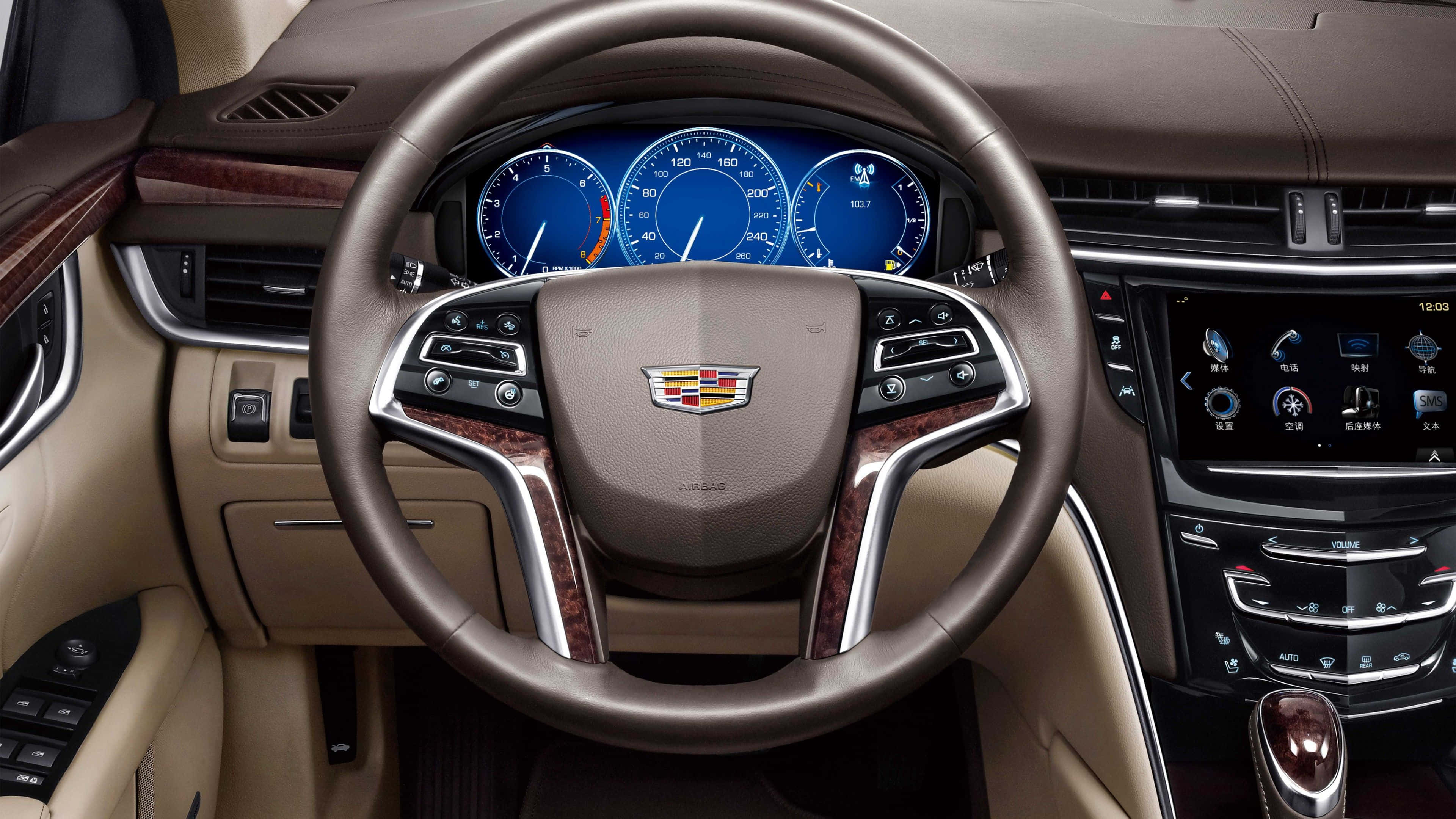 Cadillac Xts 桌布 壁紙 — 豪華車內飾，配備棕色皮革方向盤、木飾邊和發光的藍色數字儀表板。
