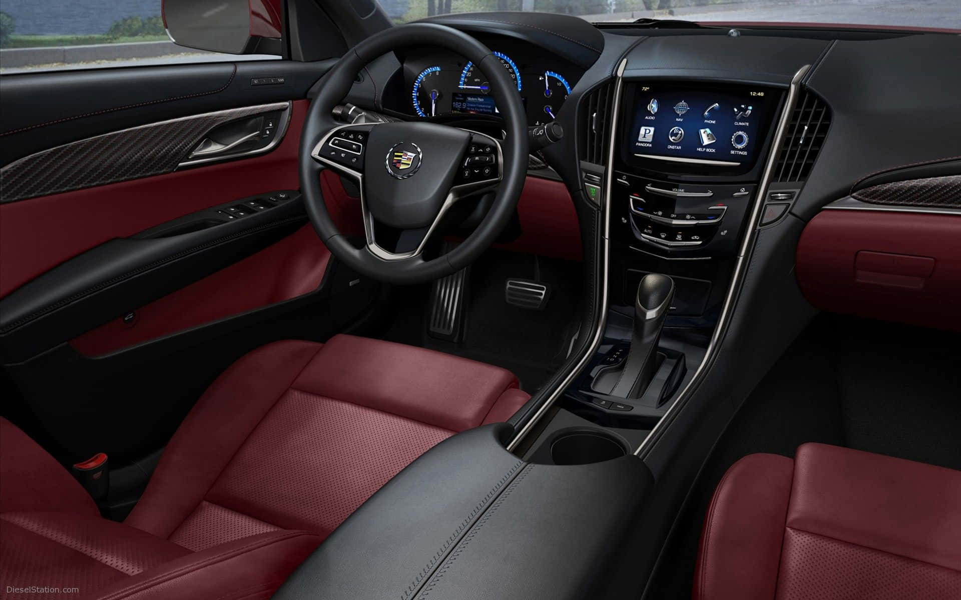 Cadillac Ats 桌布 壁紙 — 豪華車內飾，配有紅色皮革座椅、黑色儀表板和數碼顯示屏，在明亮的日光下。