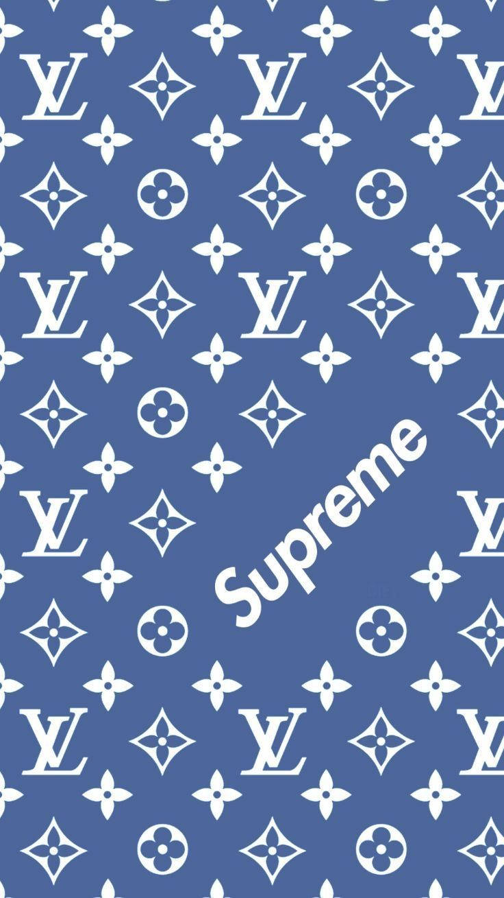 藍色背景，帶有白色 Louis Vuitton 字母組合和對角 Supreme 標誌。