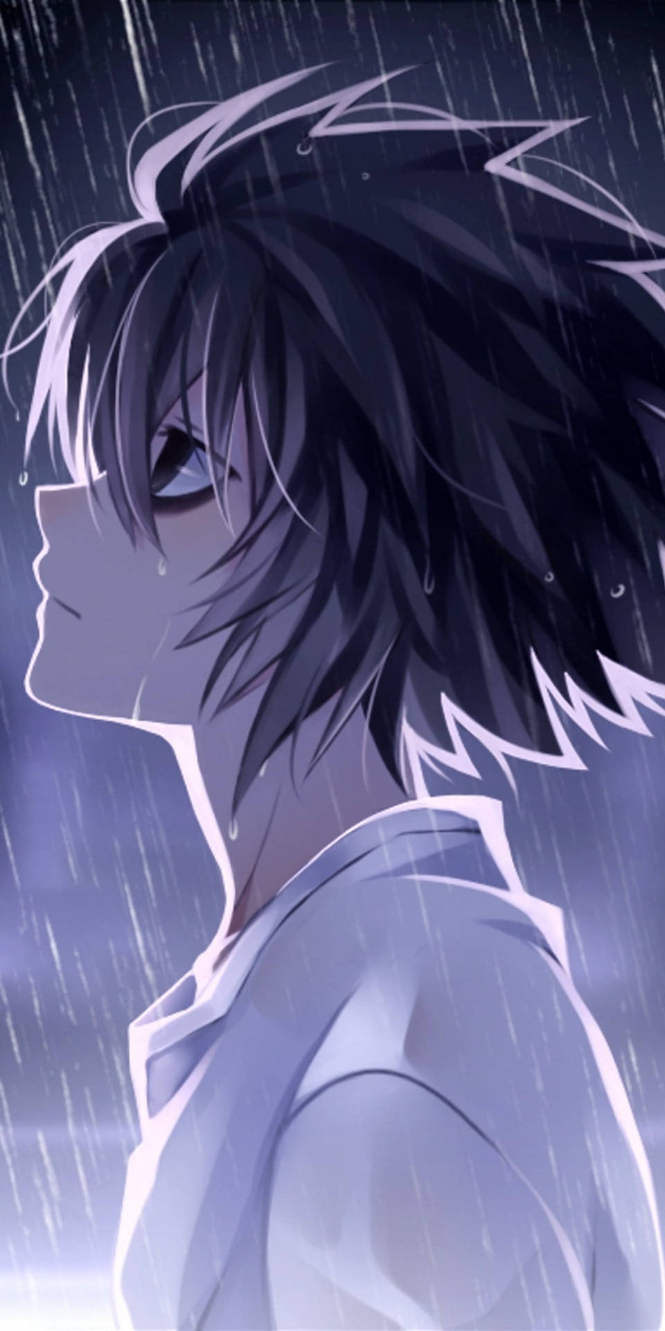 L雨中死亡筆記手機壁紙 壁紙 — 一個憂鬱的動漫男孩，黑髮，站在雨中，淚水和雨滴從臉上滑落，背景是陰鬱的紫色天空。