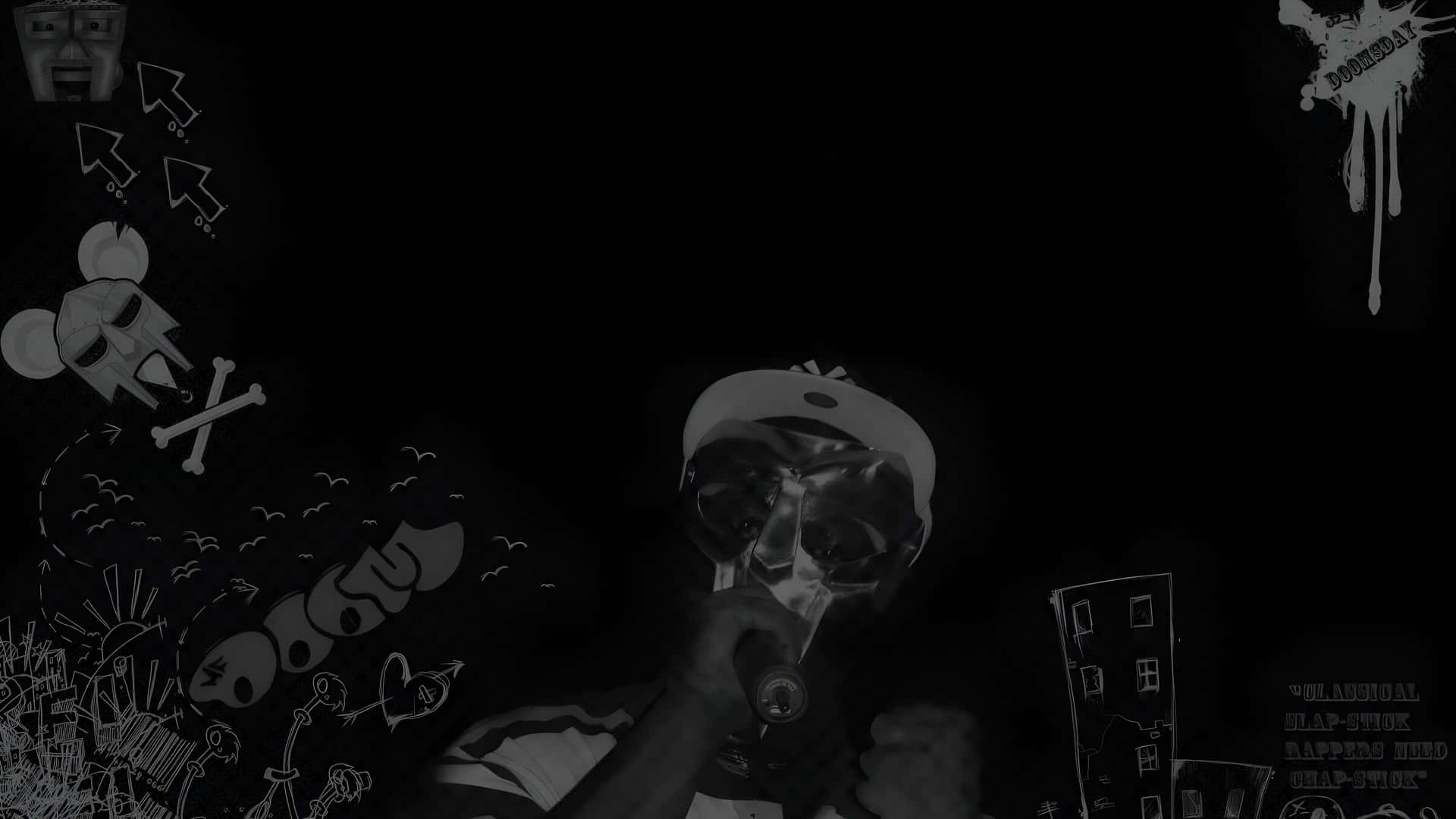 M F Doom 4K 面具演出 壁紙 — 一個戴著口罩和帽子的人，在充滿塗鴉風格草圖和箭頭的黑暗背景前拿著麥克風。
