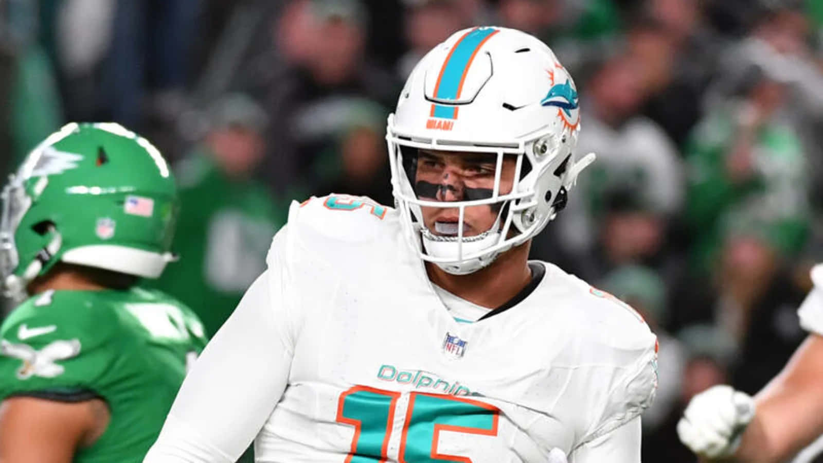 邁阿密海豚隊四分衛15號在夜間比賽中身穿白色球衣。 — 邁阿密海豚 GIF 壁紙