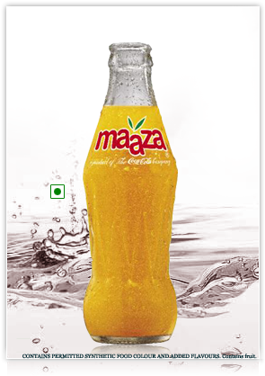 Maaza 芒果汁瓶身水花飛濺 壁紙 — 冰凍的Maaza瓶身帶有冷凝水滴，背景是動態的水花飛濺。