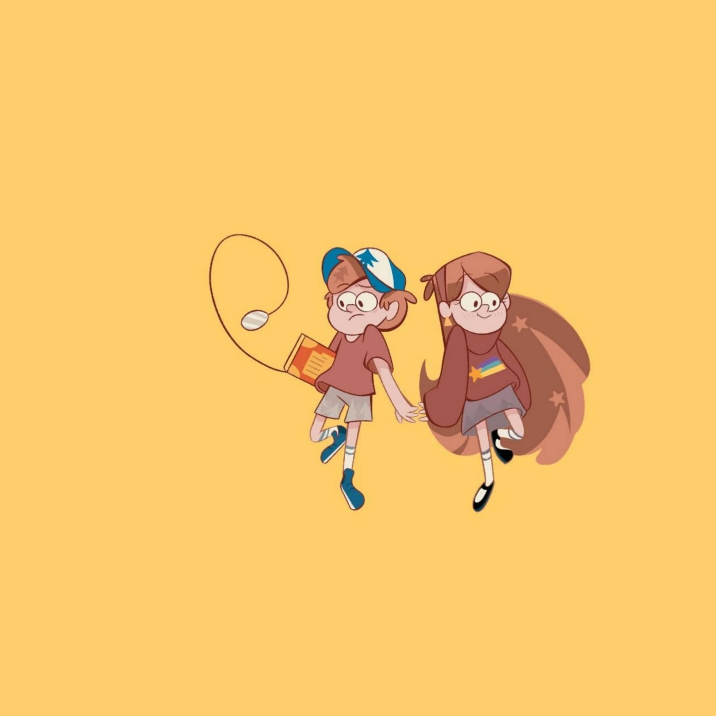 Mabel Pines 黃色背景 壁紙 — 兩個動畫小孩手牽手，在純黃色背景上快樂地奔跑，其中一個揮動帶球的繩子。