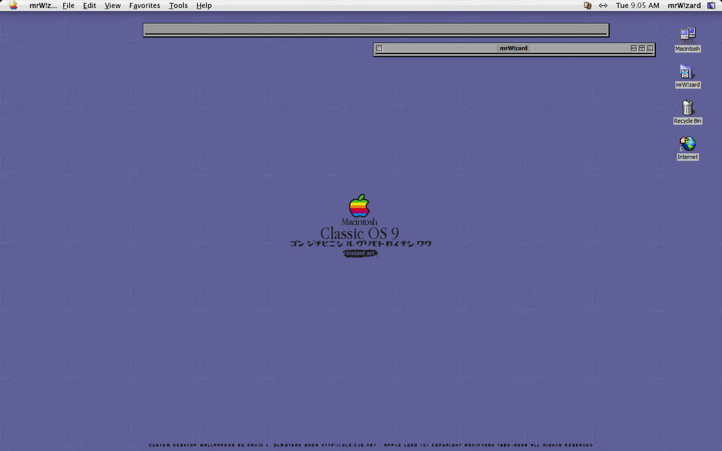 「老Mac的近距離特寫」 壁紙 — 經典 OS 9 桌面，紫色背景，日文文字置於 Apple 標誌下方中央。