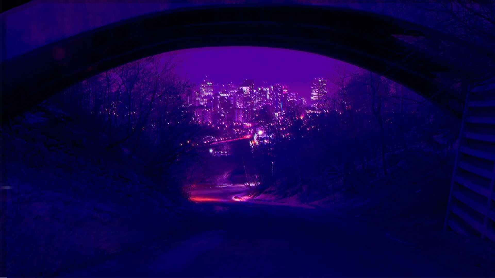 為你的 Mac 呈現獨特龐克風格 壁紙 — 夜晚透過黑暗石拱門看到的城市天際線，閃爍著紫色和粉紅色的燈光。