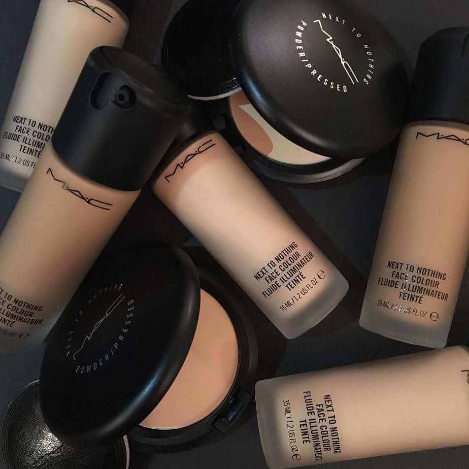 以 MAC 化妝品探索美麗 壁紙 — MAC化妝品的特寫，包括中性色調的液體提亮液和粉餅壓製面部色彩。