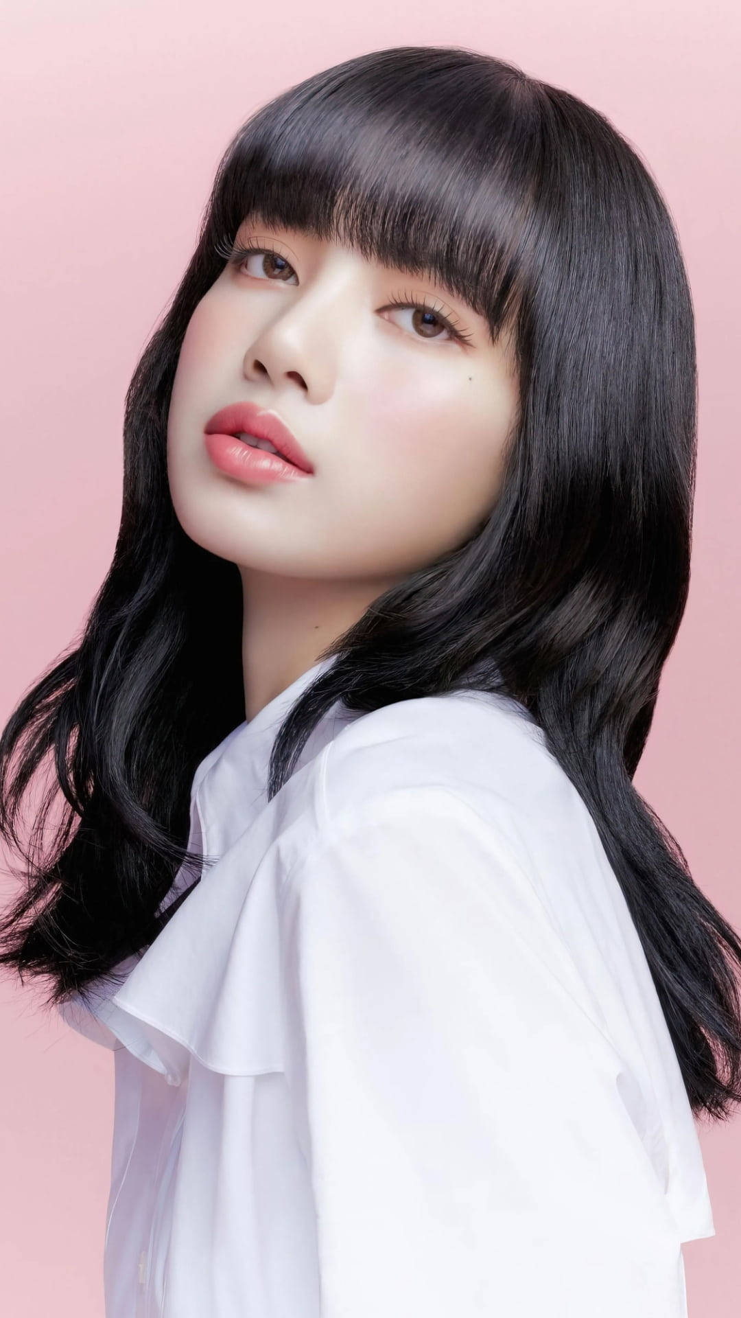 MAC Cosmetics HK Lisa BLACKPINK 2021高清寫真 壁紙 — 一位長黑髮、有瀏海的年輕女性，穿著白色襯衫，背景是柔和的粉紅色。