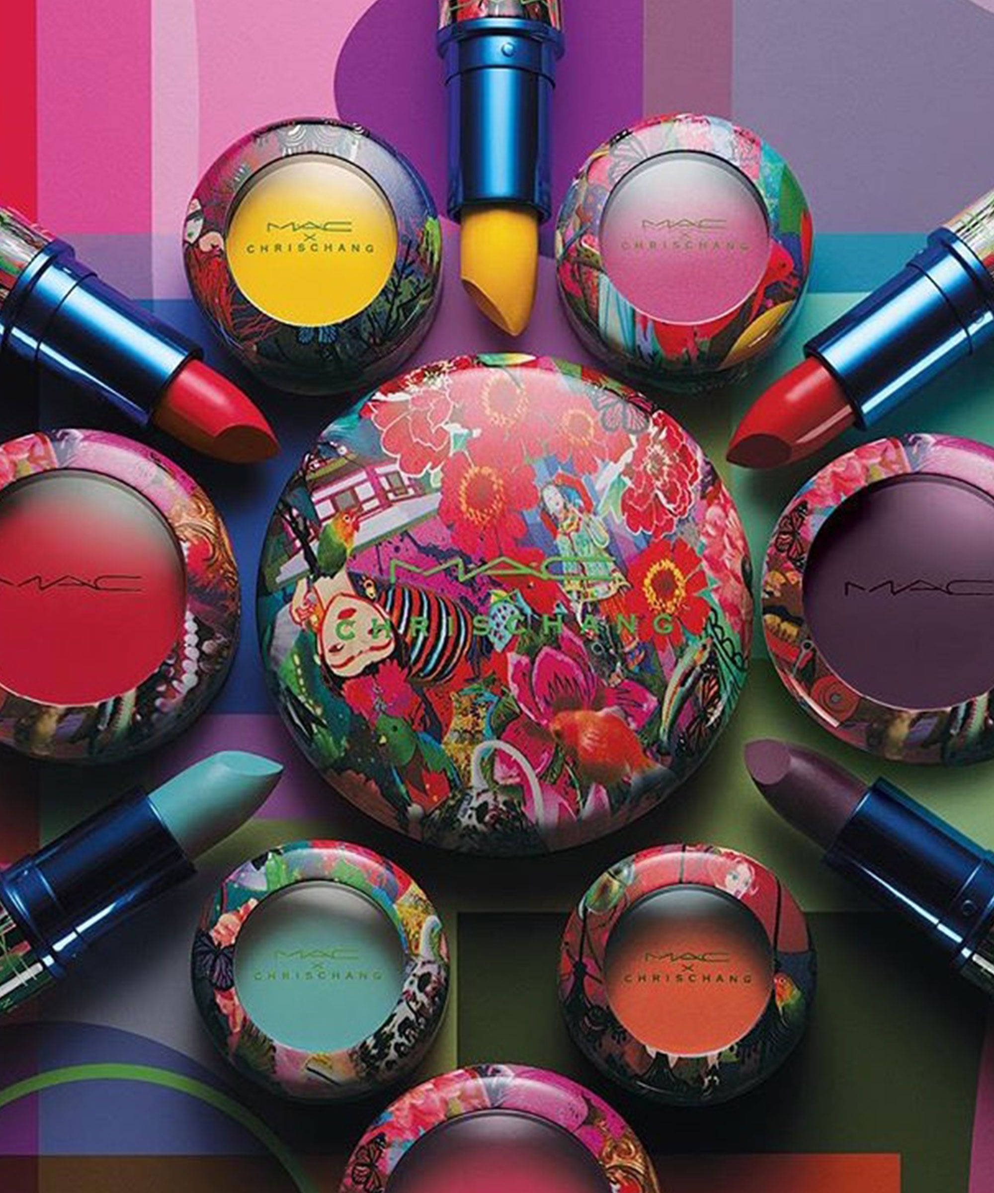 Mac Cosmetics 克里斯·張 壁紙 — 充滿活力的MAC x Chris Chang彩妝系列，色彩繽紛的花卉設計和大膽的唇膏排列在多色條紋背景上。
