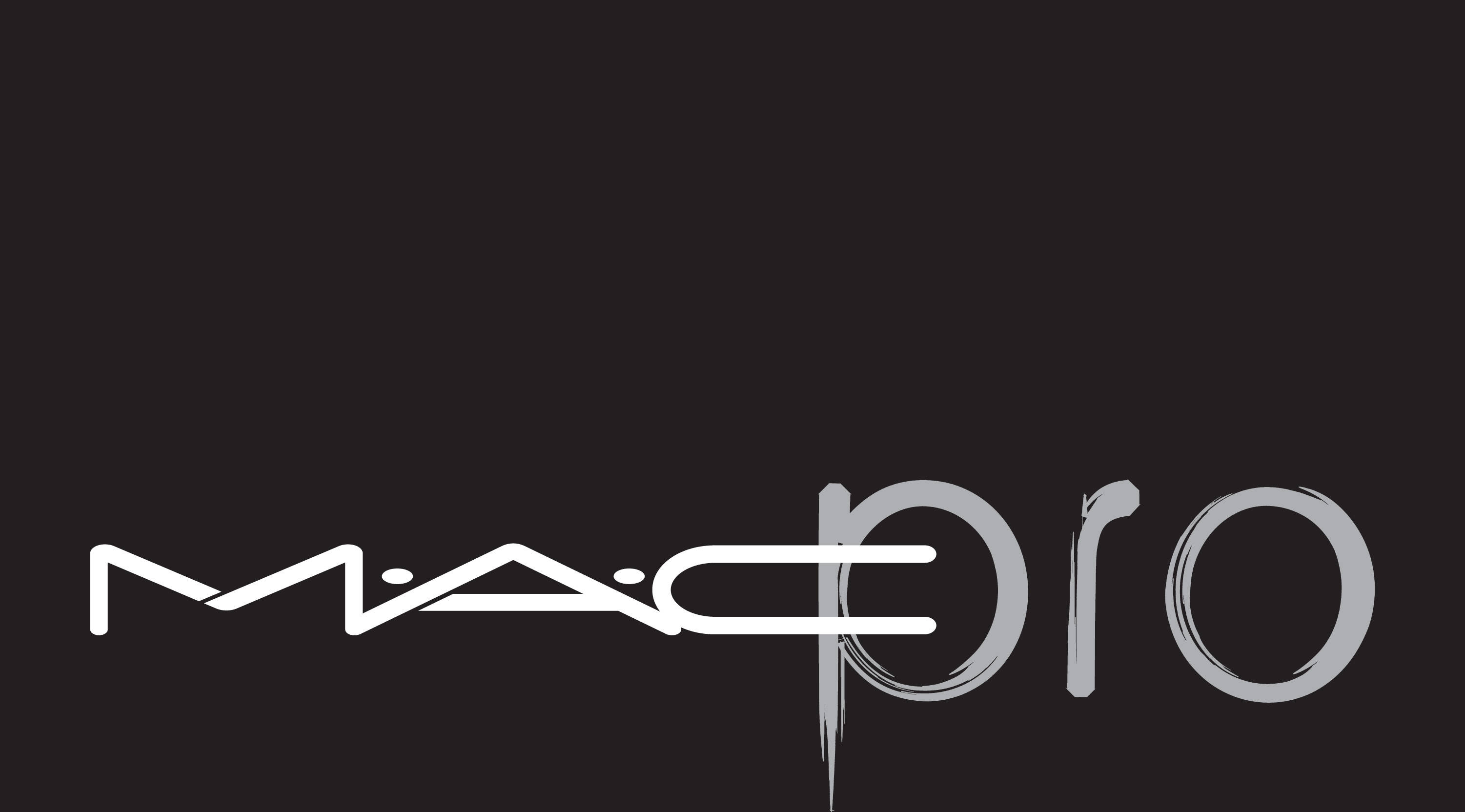 Mac Cosmetics 專業標誌 壁紙 — 大膽的白色和灰色 MAC PRO 標誌居中於純色深色背景上，搭配極簡字體。